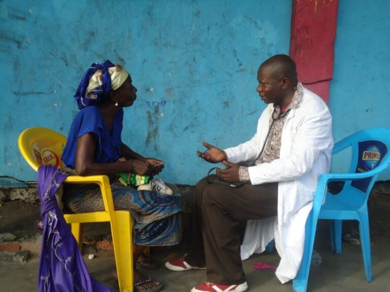 Entretien d'un diabétologue et d'une patiente à Kinshasa